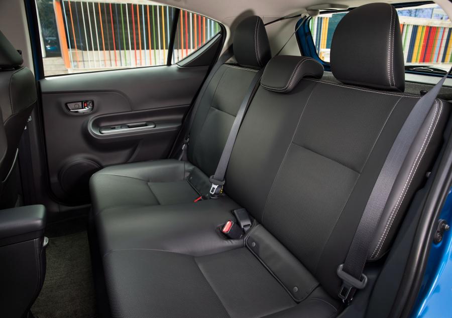 Интерьер Toyota Prius c 2018 года  (фото 17 из 20)